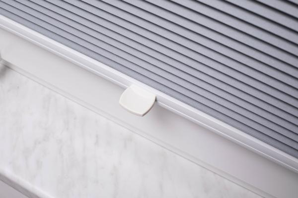 Wabenplissee mit Bohren am Fensterrahmen verschraubt 2